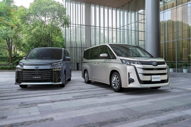 左からヴォクシー HYBRID S-G